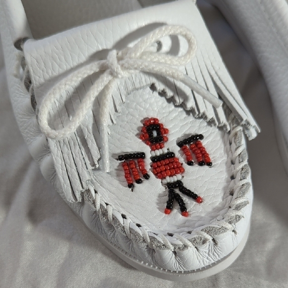 NEW Minnetonka White Moccasins with Red Accents - Picture 3 of 16